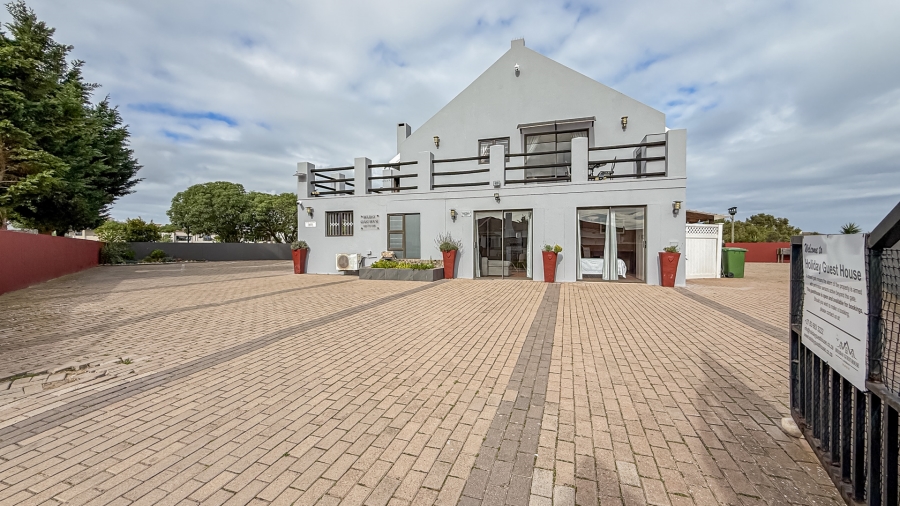 8 Bedroom Property for Sale in Country Club Western Cape